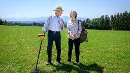 Hildegard (Antje Hagen) und Alfons (Sepp Schauer) brechen die erfolglose Suche nach dem Meteoriten ab.