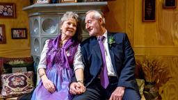 Hildegard (Antje Hagen) und Alfons (Sepp Schauer) genießen ihren 44. Hochzeitstag.