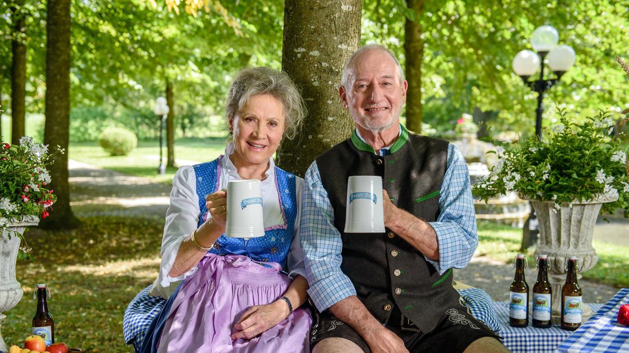 Hildegard (Antje Hagen) und Alfons (Sepp Schauer) sollen einen Werbefilm für Burger Bräu drehen.