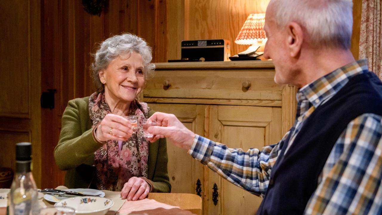 Hildegard (Antje Hagen) und Alfons (Sepp Schauer) stoßen auf die ungewohnte Zweisamkeit an.