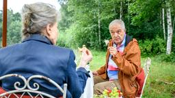 Hildegard (Antje Hagen) und André (Joachim Lätsch) genießen das unverhoffte Picknick.