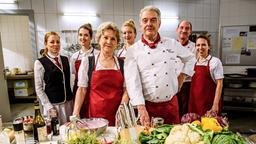 Hildegard (Antje Hagen) und André posieren mit dem Küchenpersonal (Komparsen) für die Fotos der neuen Hotelwebsite.