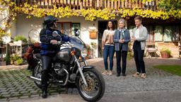 Hildegard (Antje Hagen), Vanessa (Jeannine Gaspár) und Max (Stefan Hartmann) verabschieden sich von Alfons (Sepp Schauer), der zu seiner Motorradtour aufbricht.