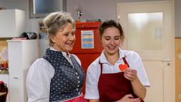 Hildegard (Antje Hagen) versucht Romy (Désirée von Delft) aufzuheitern.