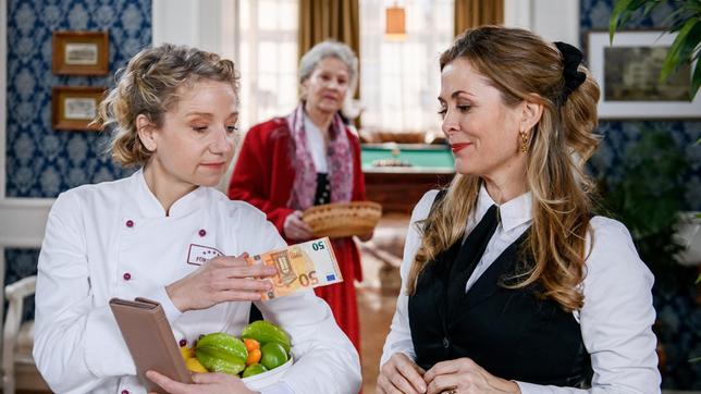 Bild: ARD/Christof Arnold Hildegard (Antje Hagen) wird Zeugin einer Geldübergabe zwischen Yvonne (Tanja Lanäus) und Bettina (Natalie Hünig).