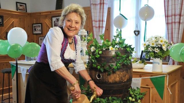 Bild: ARD/Ann Paur Hildegard (Antje Hagen) zapft beim Schützenfest das erste Fass an und löst dadurch einen kleinen Skandal aus. Denn eine solche ‚Amtshandlung‘ ist eigentlich strikt den Männern vorbehalten.