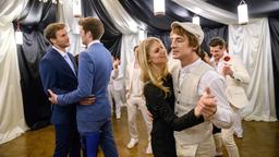 Hochzeit: Boris (Florian Frowein) und Tobias (Max Beier), als auch Alicia (Larissa Marolt) und Viktor (Sebastian Fischer, r. mit Komparsen), schwelgen im Liebesglück.