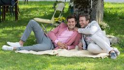 Hochzeit: Boris (Florian Frowein) und Tobias (Max Beier) genießen ihr eigenes Liebesglück.