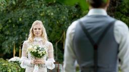 Hochzeit: Braut Alicia (Larissa Marolt) schreitet ihrem Traummann Viktor (Sebastian Fischer) entgegen.