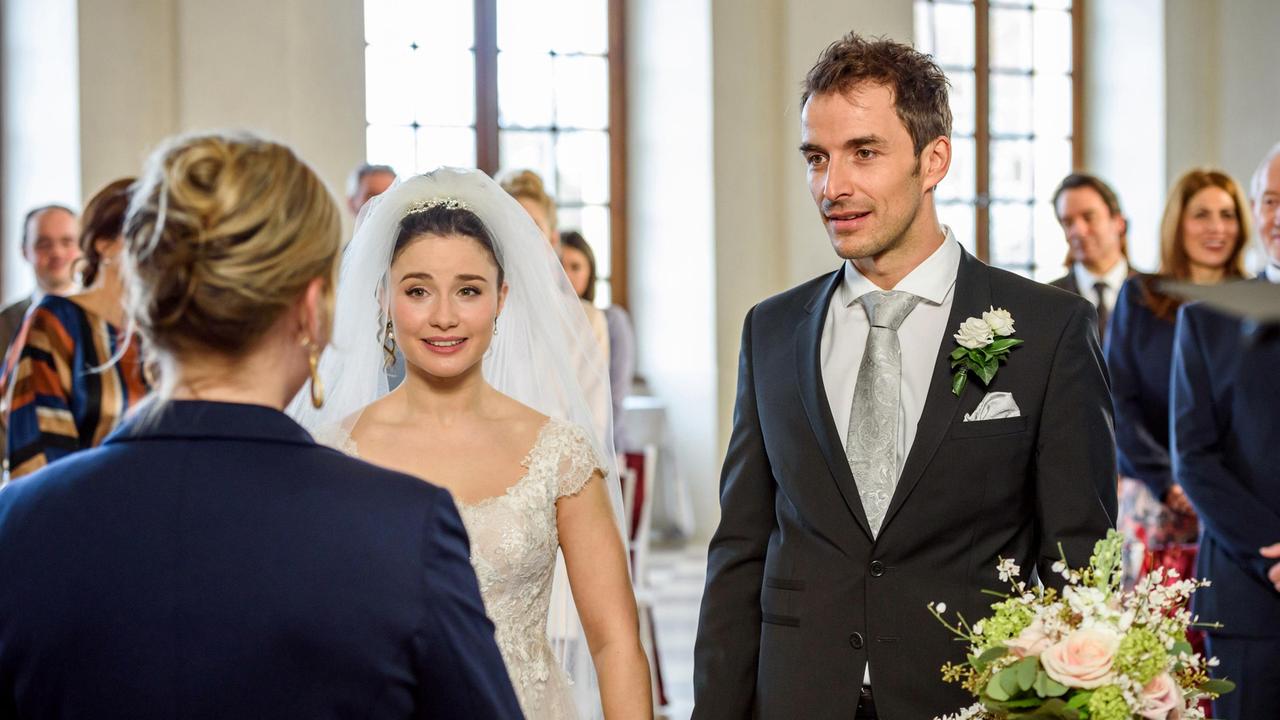 Wedding: Clara (Jeannine Wacker) e Adrian (Max Alberti) si danno prima che il registrar Vienna (Stefanie Oestreich) legato il nodo.