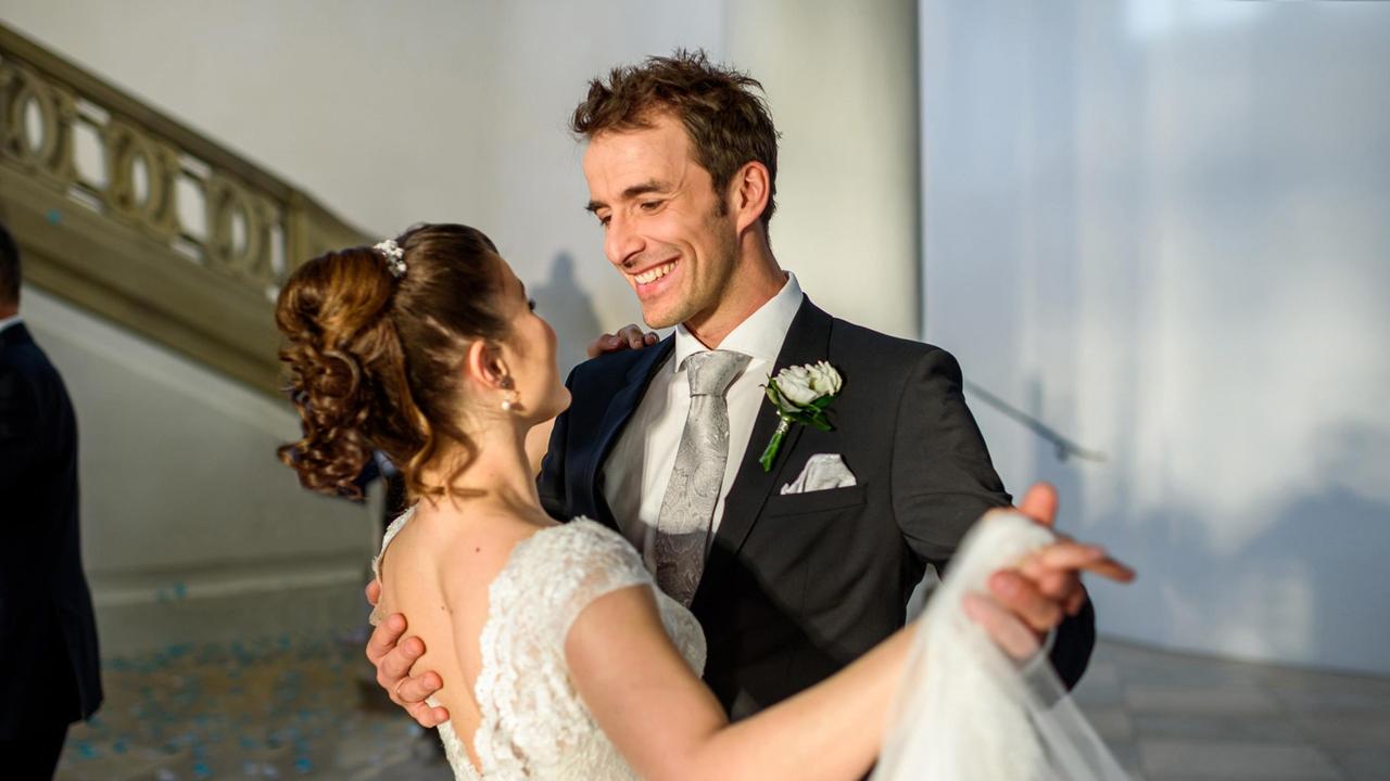 Hochzeit: Clara (Jeannine Wacker) und Adrian (Max Alberti, r) genießen den Hochzeitstanz.