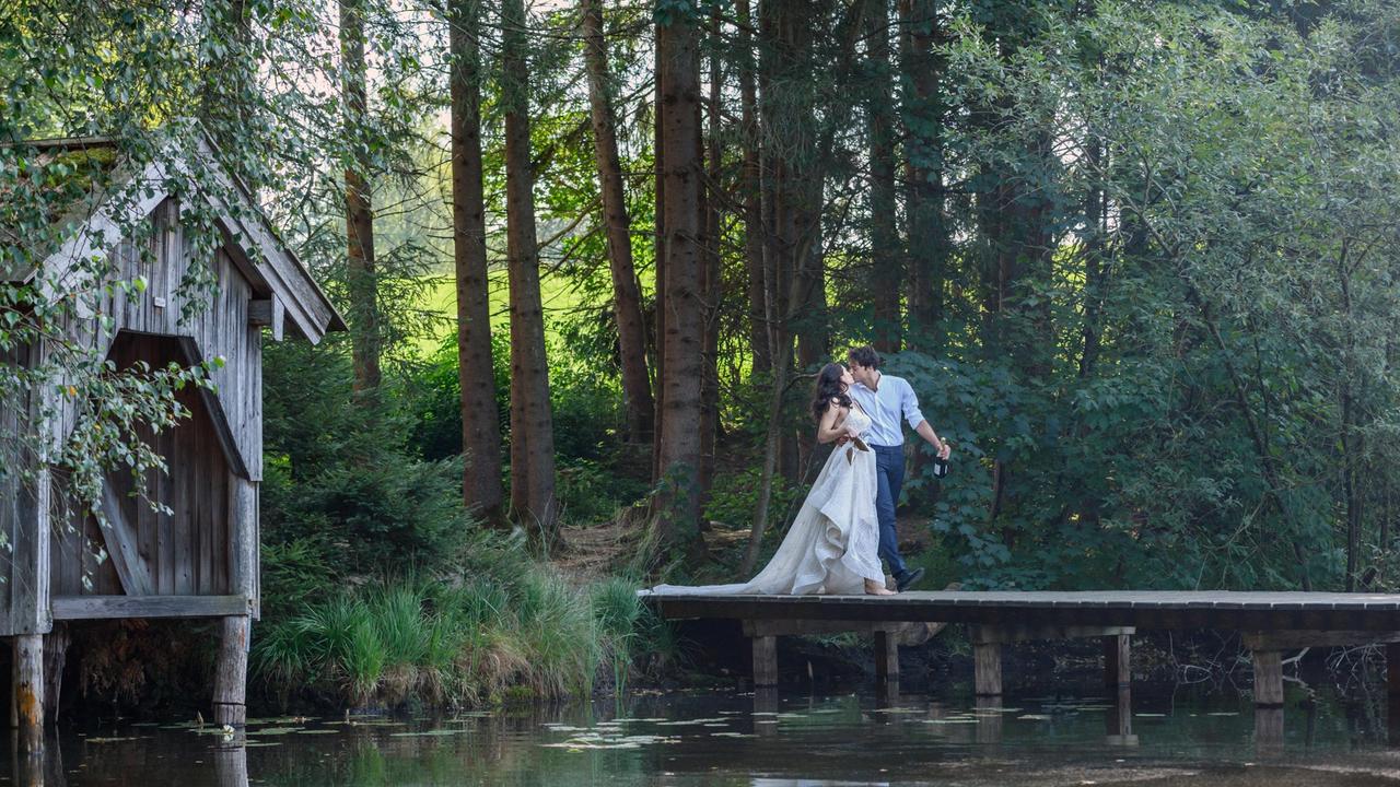 Nozze: Denise (Helen Barke) e Joshua (Julian Schneider) si ritirano al lago.