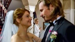 Hochzeit: Ella (Victoria Reich) gibt sich einen Ruck und geht auf Rebecca (Julia Alice Ludwig) und William (Alexander Milz) zu.