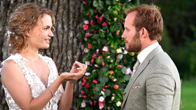 Bild: ARD/Saskia Pavek Hochzeit: Florian (Arne Löber) überrascht Maja (Christina Arends) zu ihrer Hochzeit mit einem ganz besonderen Geschenk.