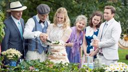 Hochzeit: Gespannt beobachten Werner (Dirk Galuba), Boris (Florian Frowein), Tina (Christin Balogh) und Hildegard (Antje Hagen), wie Alicia (Larissa Marolt) und Viktor (Sebastian Fischer) ihre Hochzeitstorte anschneiden.