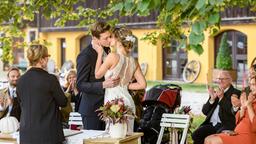 Hochzeit: Henry (Patrick Dollmann) und Jessica (Isabell Ege) geben sich vor Eva (Uta Kargel), Robert (Lorenzo Patané) und der Standesbeamtin Wiener (Stefanie Oestreich) das "Ja-Wort" (mit Komparsen).