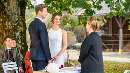 Hochzeit: Henry (Patrick Dollmann) und Jessica (Isabell Ege) geben sich vor Robert (Lorenzo Patané) und der Standesbeamtin Wiener (Stefanie Oestreich) das "Ja-Wort".