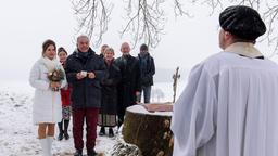 Hochzeit: Im Beisein von Clara (Jeannine Wacker), Hildegard (Antje Hagen) und Alfons (Sepp Schauer) werden Melli (Bojana Golenac) und André (Joachim Lätsch) endlich  von Pfarrer Rimpel (Christian Buse) getraut.