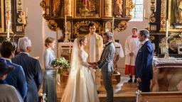 Hochzeit: Im Beisein von Lucy (Jennifer Siemann), Werner (Dirk Galuba), Tobias (Max Beier) und Christoph (Dieter Bach) geben sich Franzi (Léa Wegmann) und Tim (Florian Frowein) vor Pfarrer Schwabeneder (Dan Glazer) das Ja-Wort.