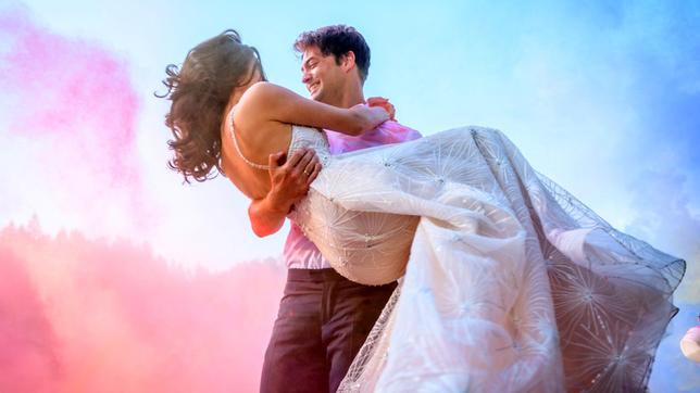 Hochzeit: In einem Feuerwerk aus Farben trägt Joshua (Julian Schneider) Denise (Helen Barke) auf Händen.