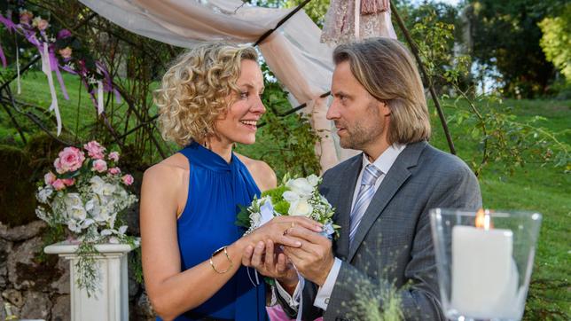 Hochzeit: in einer intimen und romantischen Zeremonie geben sich Natascha (Melanie Wiegmann) und Michael (Erich Altenkopf) das Jawort.