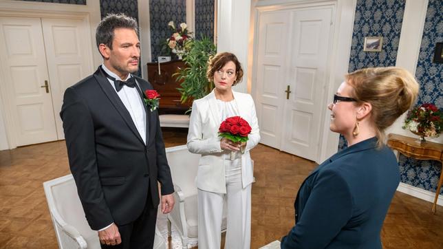 Bild: ARD/Christof Arnold Hochzeit: In einer intimen Zeremonie stellt Standesbeamtin Wiener (Stefanie Oestreich) Christoph (Dieter Bach) und Xenia (Elke Winkens) die alles entscheidende Frage …