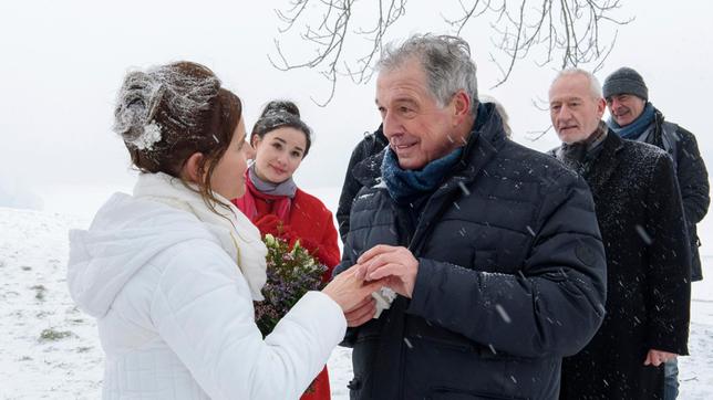 Bild: ARD/Christof Arnold Hochzeit: Melli (Bojana Golenac) und André (Joachim Lätsch) stecken sich gegenseitig die Eheringe an. Clara (Jeannine Wacker) und Alfons (Sepp Schauer) sind geführt.