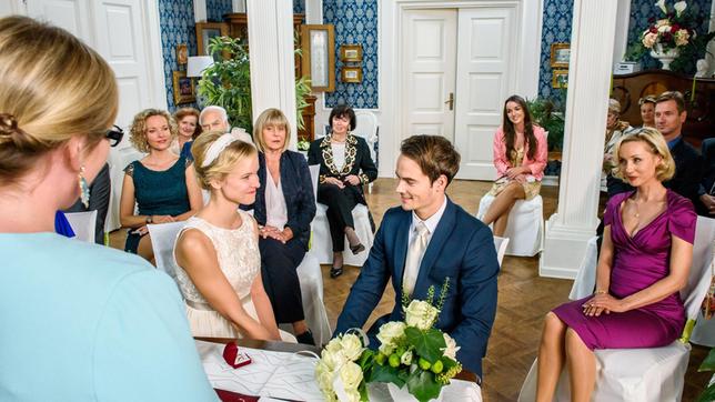 Bild: ARD/Christof Arnold Hochzeit: Natascha (Melanie Wiegmann), Charlotte (Mona Seefried) und Beatrice (Isabella Hübner) sind Gäste bei der Trauung von Luisa (Magdalena Steinlein) und David (Michael). Standesbeamtin Antonia Wiener (Stefanie Oestreich, l., mit Komparsen).