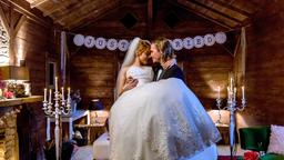 Hochzeit: Rebecca (Julia Alice Ludwig) und William (Alexander Milz) freuen sich auf ihre Hochzeitsnacht in der Romantikhütte.