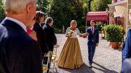 Hochzeit: Robert (Lorenzo Patané) führt seine Mutter Charlotte (Mona Seefried) zur Trauung.
