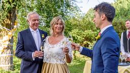 Hochzeit: Robert (Lorenzo Patané) hält eine rührende Rede auf Charlotte (Mona Seefried, Mitte) und Werner (Dirk Galuba).