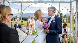 Hochzeit: Standesbeamtin Wiener (Stefanie Oestreich) erklärt Beatrice (Isabella Hübner) und Friedrich (Dietrich Adam) zu Mann und Frau (mit Komparsen).