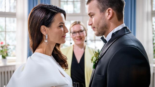 Hochzeit: Tim (Florian Frowein) und Nadja (Anna Lena Class) werden von Standesbeamtin Wiener (Stefanie Oestreich) getraut.