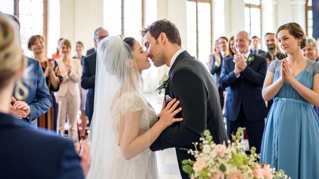 Bild: ARD/Christof Arnold Hochzeit: Tina (Christin Balogh) und die Hochzeitsgäste applaudieren dem Brautpaar Clara (Jeannine Wacker) und Adrian (Max Alberti).