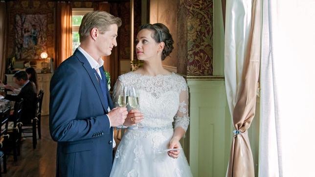 Hochzeit: Tina (Christin Balogh) und Ragnar (Jeroen Engelsman) freuen sich auf ihre gemeinsame Zukunft.