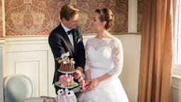 Hochzeit: Tina (Christin Balogh) und Ragnar (Jeroen Engelsman) schneiden ihre Hochzeitstorte an.