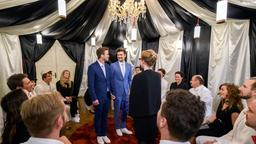 Hochzeit: umringt von Hochzeitsgästen geben sich Boris (Florian Frowein) und Tobias (Max Beier) vor Standesbeamtin Antonia Wiener (Stefanie Oestreich) das Ja-Wort.
