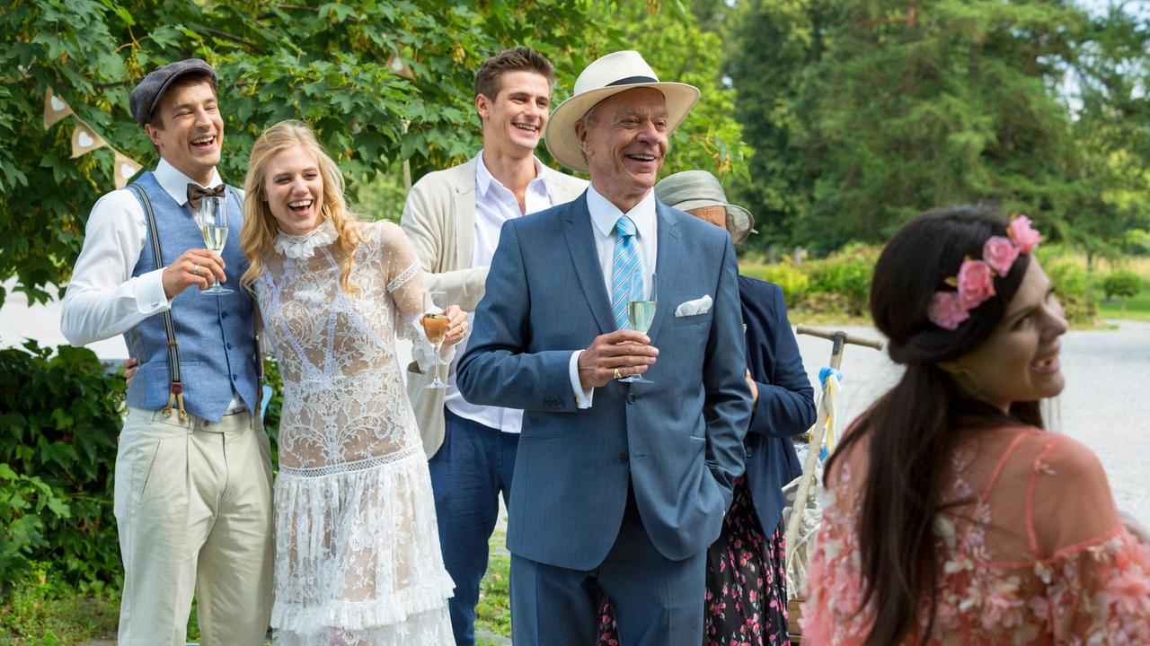 Hochzeit: Viktor (Sebastian Fischer), Alicia (Larissa Marolt), Paul (Sandro Kirtzel), Oma Anna (Doris Buchrucker) und Werner (Dirk Galuba, 2.v.r. mit Komparsin) bemerken amüsiert, wie sich Taifun bereits am Hochzeitsmahl bedient.