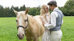 Hochzeit: Viktor (Sebastian Fischer) ist überglücklich, Alicia (Larissa Marolt) endlich in die Arme schließen zu können. Pferd Taifun begleitet das Brautpaar.