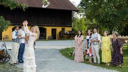 Hochzeit: Viktor (Sebastian Fischer), Paul (Sandro Kirtzel) und Tobias (Max Beier) verfolgen gespannt, ob Denise (Helen Barke), Tina (Christin Balogh), Boris (Florian Frowein, ), Romy (Désirée von Delft) oder Oma Anna (Doris Buchrucker) Alicias (Larissa Marolt) Brautstrauß fangen werden.