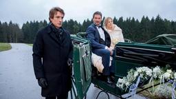 Hochzeit: Viktor (Sebastian Fischer) reißt sich zusammen und holt Christoph und Alicia (Larissa Marolt) mit der Kutsche ab.