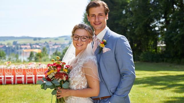 Hochzeit von Josie (Lena Conzendorf) und Paul (Sandro Kirtzel).