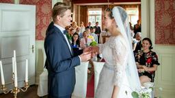 Hochzeit: Vor den Augen der Hochzeitsgesellschaft geben sich Ragnar (Jeroen Engelsman) und Tina (Christin Balogh) das Jawort.