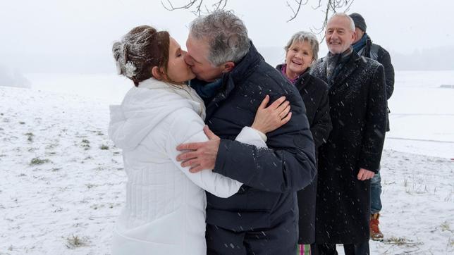 Bild: ARD/Christof Arnold Hochzeit: Vor den Augen von Hildegard (Antje Hagen) und Alfons (Sepp Schauer) werden André (Joachim Lätsch) und Melli (Bojana Golenac) endlich zu Mann und Frau.