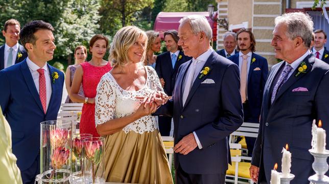 Hochzeit: Vor den Augen von Melli (Bojana Golenac), Eva (Uta Kargel), Natascha (Melanie Wiegmann), Michael (Erich Altenkopf) und William (Alexander Milz) sowie ihren Trauzeugen Robert (Lorenzo Patané) und André (Joachim Lätsch) geben sich Charlotte (Mona Seefried) und Werner (Dirk Galuba) erneut das Eheverspechen (mit Komparsen).