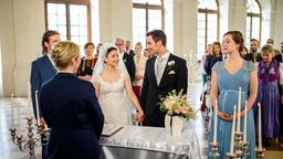 Hochzeit: Vor der Standesbeamtin Wiener (Stefanie Oestreich) und den Trauzeugen William (Alexander Milz) und Tina (Christin Balogh) geben sich Clara (Jeannine Wacker) und Adrian (Max Alberti) das Jawort.