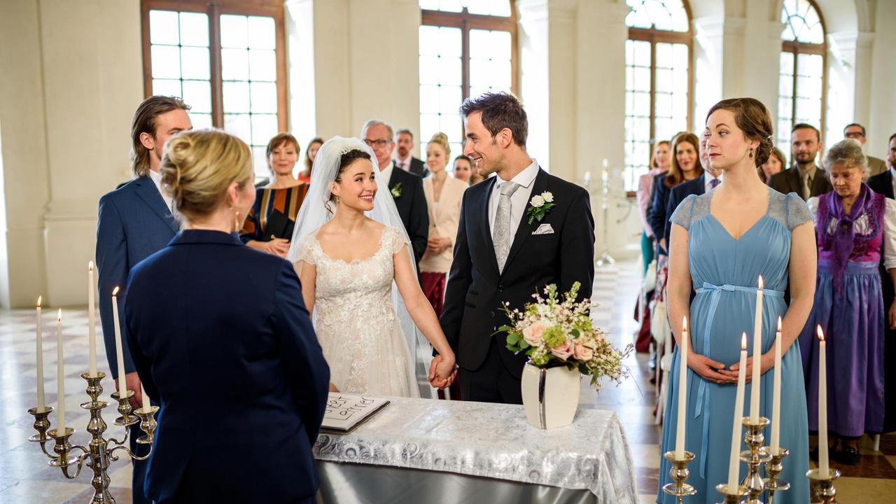 Wedding: Vienna prima il registrar (Stefanie Oestreich) e il groomsmen William (Alexander Milz) e Tina (Christin Balogh) per dare Clara (Jeannine Wacker) e Adrian (Max Alberti) sposati.