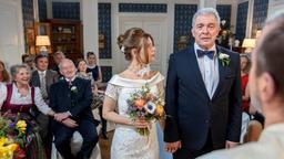 Hochzeit: Während Melli (Bojana Golenac) voller Vorfreude auf den Beginn der Trauung wartet, fühlt sich André (Joachim Lätsch, 2.v.r., mit Christian Buse) nicht wohl.