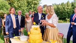 Hochzeit: William (Alexander Milz), Eva (Uta Kargel) und Robert (Lorenzo Patané) sehen zu, wie Werner (Dirk Galuba) und Charlotte (Mona Seefried) ihre Hochzeitstorte anschneiden.