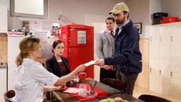 Im Beisein von Eva (Uta Kargel) bekommt Jessica (Isabell Ege) einen Brief von der Staatsanwaltschaft (mit Komparsen).